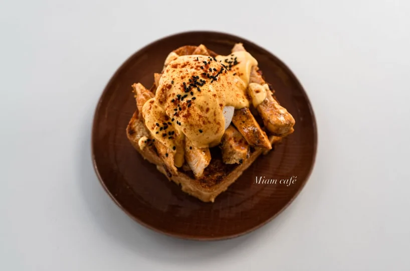 Chicken Benedict : brioche toastée, poulet laqué, sauce hollandaise au paprika