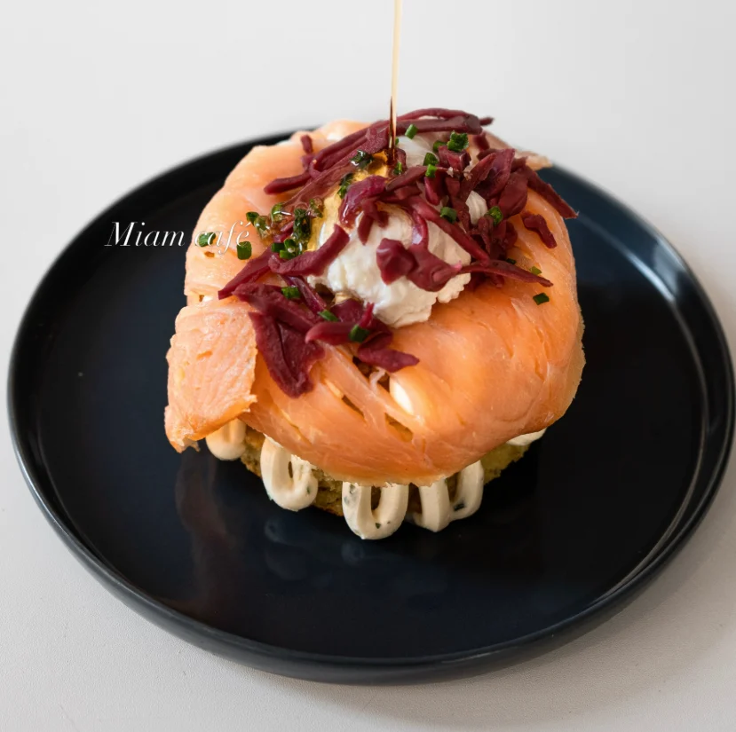 Pancake saumon : saumon fumé, cream cheese, œuf poché, pickles de chou rouge