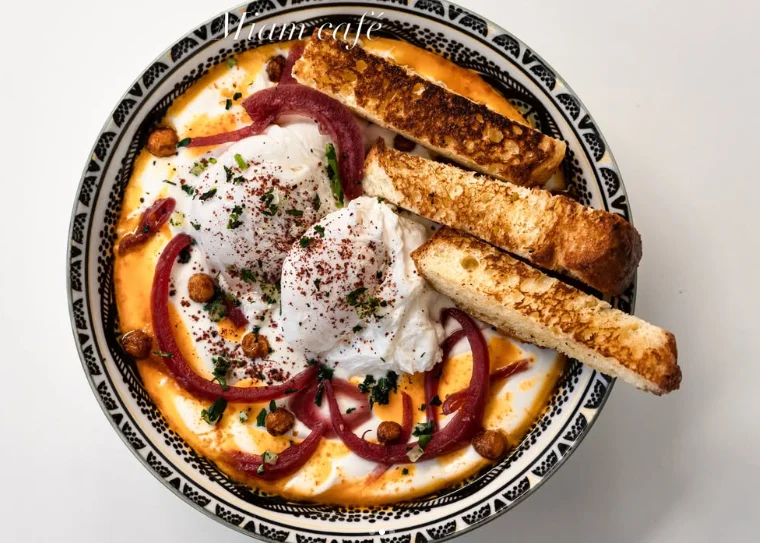 Turkish eggs : labneh, œufs pochés, beurre au paprika, mouillettes de brioche